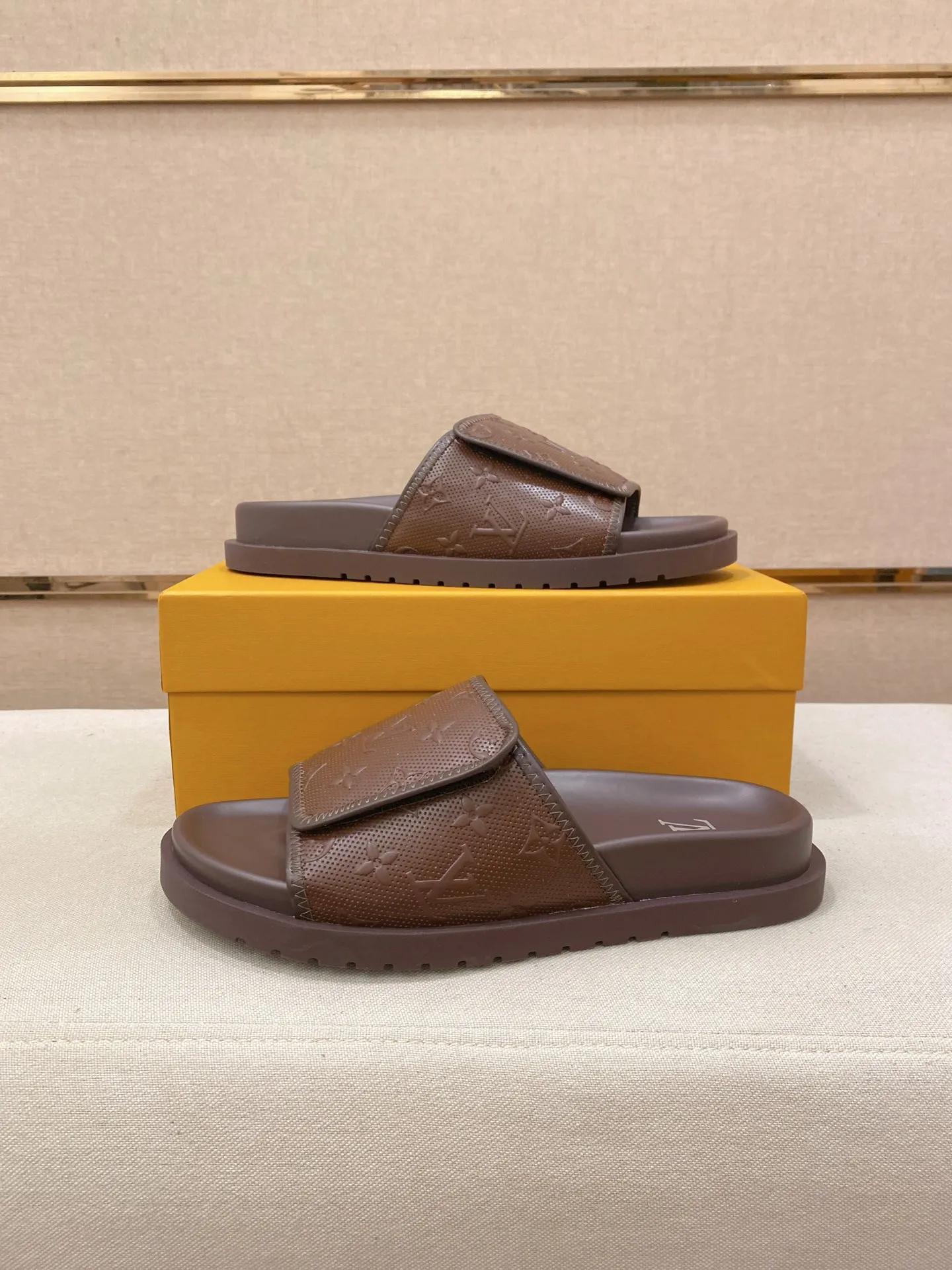 Men's shoes💰: 320💰Made by LV🔍Top purchasing agent, men's spring and summer slippers are available at the same counter. The uppers are made of cowhide imported from Italy, with logo graphics and high-quality craftsmanship. Soles: original soles specially provided by the original factory. Exclusive molded soles are super comfortable. Original goods with single order, 🔍🔍high quality, you can enter and exit the counter at will. Welcome to compare, code number 38-44.